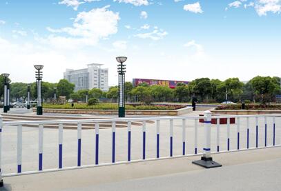 道路隔離護欄.jpg